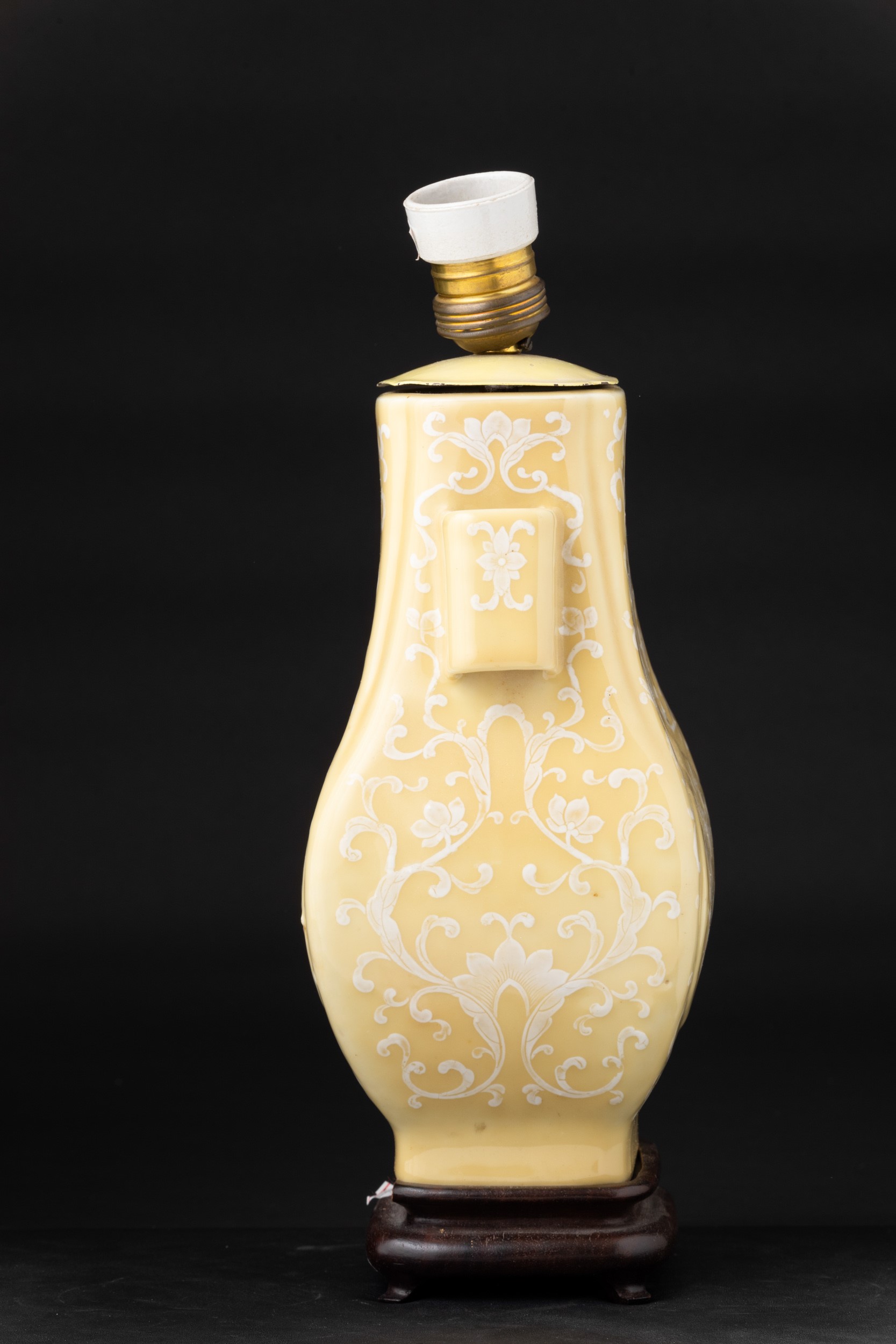 Vaso Hu in Porcellana con Motivi Floreali su Fondo Giallo, Cina, XX Secolo