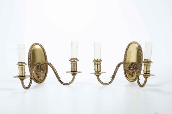 Coppia appliques a due luci in metallo dorato