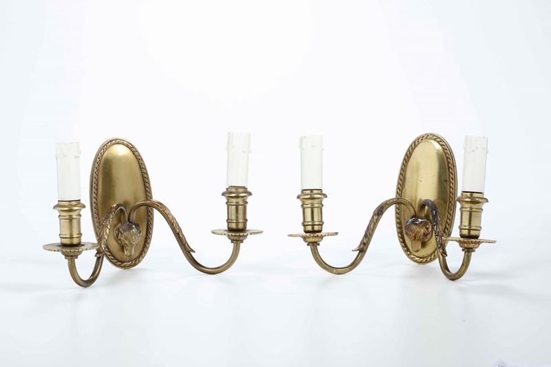 Coppia appliques a due luci in metallo dorato  - Asta Antiquariato | Cambi Time - Cambi Casa d'Aste