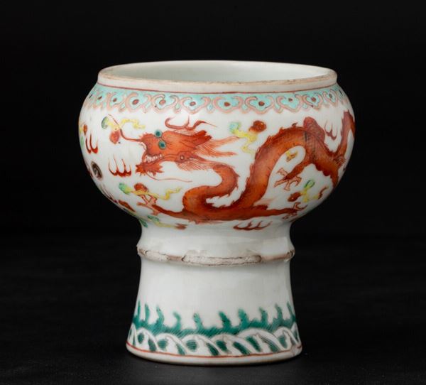 Stem cup in porcellana con decoro di drago tra le nuvole, Cina, Dinastia Qing, XIX secolo