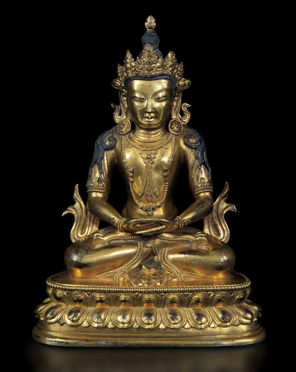 Figura di Buddha Amitayus seduto su doppio fiore di loto in bronzo dorato con tracce di policromia, Cina, Dinastia Qing, XVIII secolo