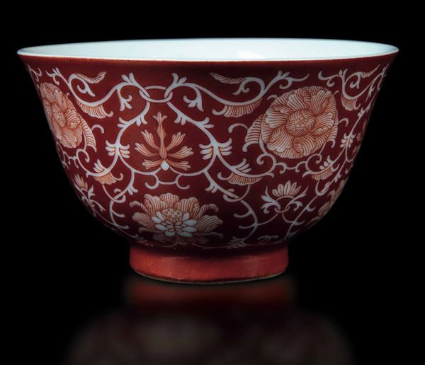 Piccola ciotola imperiale in porcellana con decoro di fiori di loto su fondo color ruggine, Cina, marca e del periodo Yang He Tang Zhi (XVIII-XIX secolo)