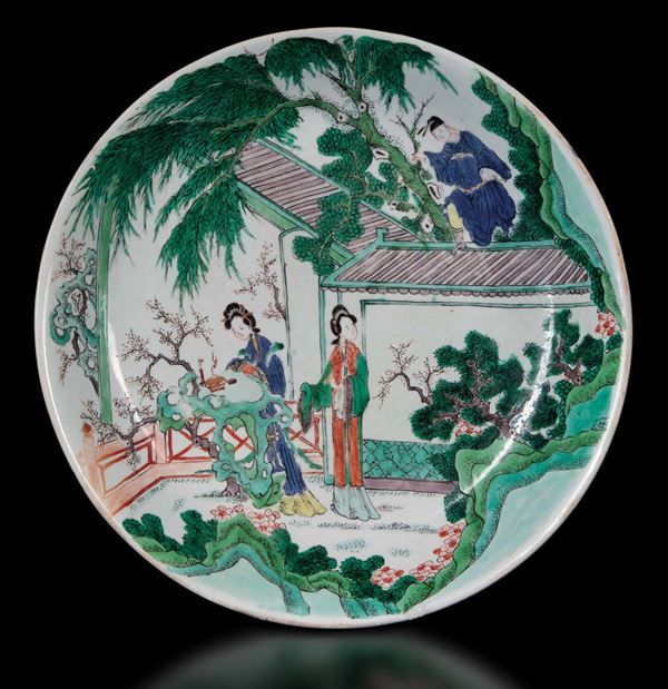Piatto in porcellana Famiglia Verde con scena di vita comune e fanciulle, Cina, Dinastia Qing, epoca Kangxi  (1662-1722)