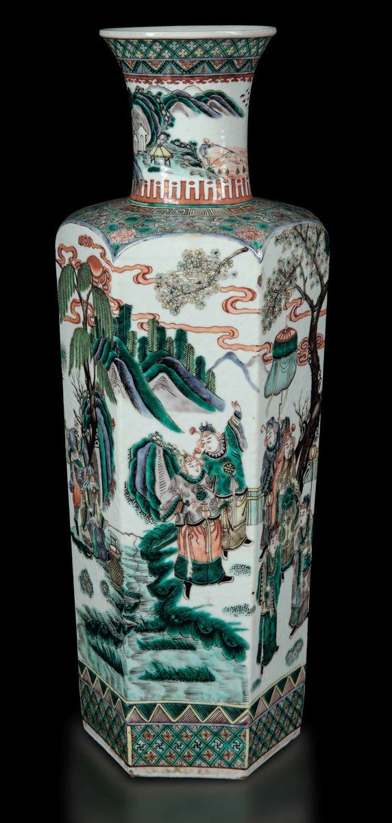 Vaso in porcellana Famiglia Verde con figure di guerrieri e soggetti naturalistici, Cina, Dinastia Qing, epoca Guangxu (1875-1908)