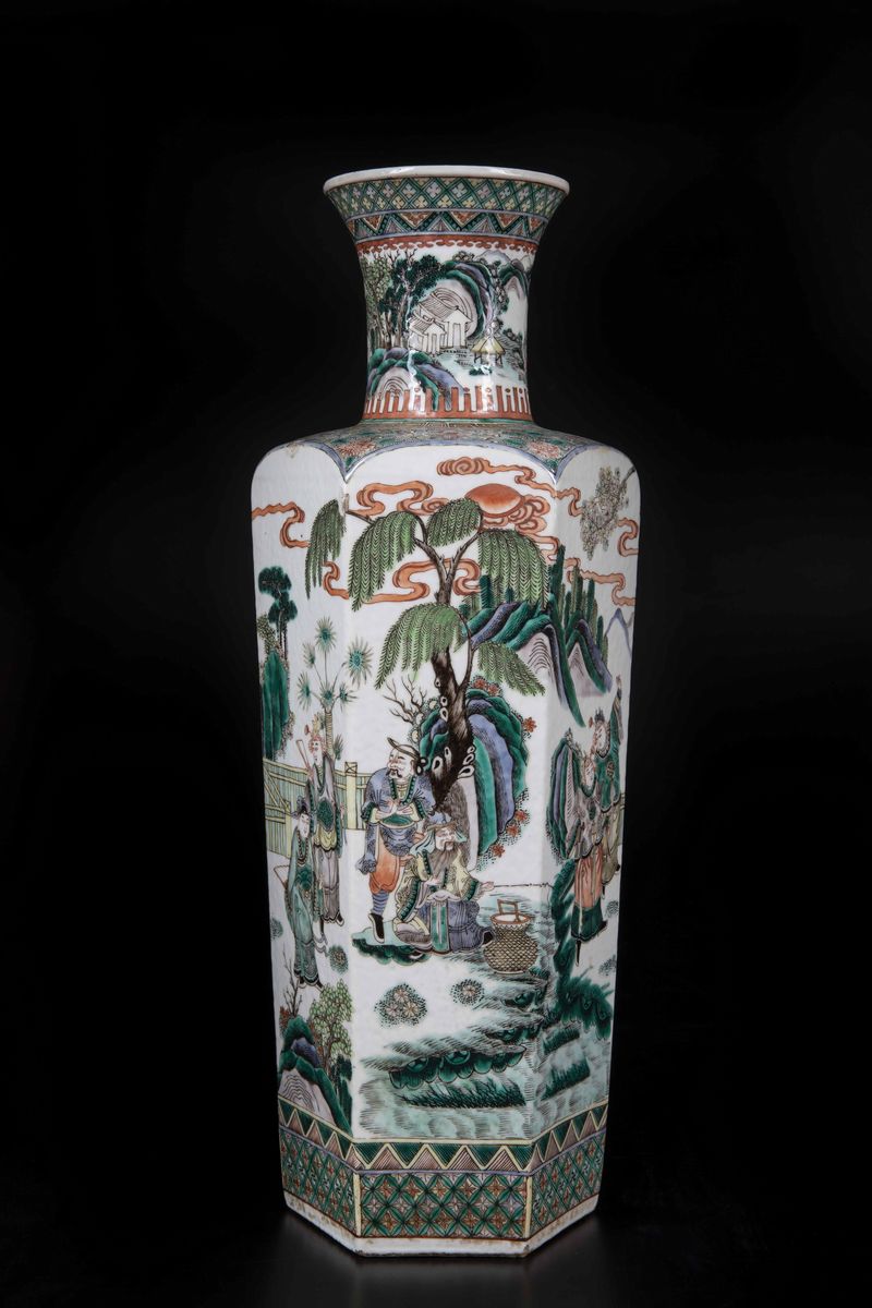 Vaso in Porcellana Famiglia Verde con Figure di Guerrieri e Soggetti Naturalistici, Cina, Dinasti...
