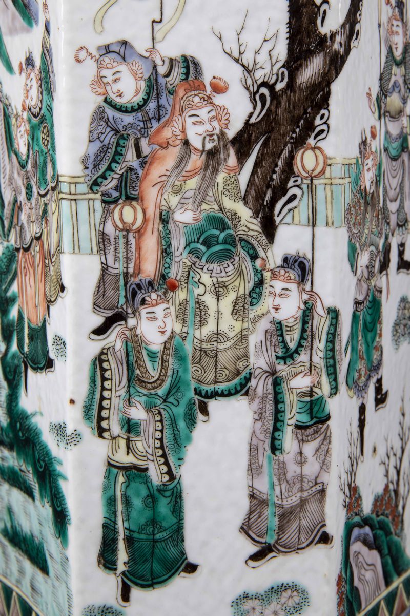 Vaso in Porcellana Famiglia Verde con Figure di Guerrieri e Soggetti Naturalistici, Cina, Dinasti...