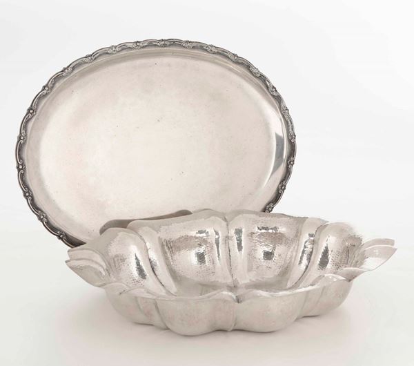 Lotto composto da centrotavola e vassoio in argento. Argenteria italiana del XX secolo