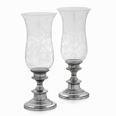 Coppia di Lumi con Coprifiamma in Cristallo Baccarat e Basi in Argento Inciso. Argenteria Italian...