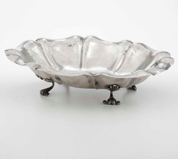 Centrotavola ovale in argento con tesa sbalzata a grandi petali, firmata Riccoboni-Ferrara e realizzata dall'argentiere Zaramella-Padova ante 1968