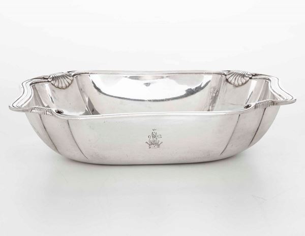 Boulle quadrangolare in argento con stemma coronato inciso sulla fascia. Francia XX sdecolo