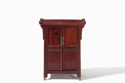 Mobile a due ante in legno, Cina, XX secolo