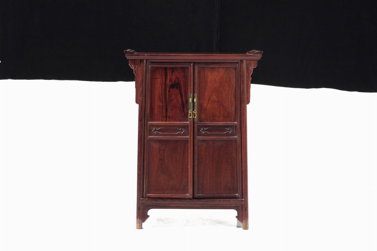 Mobile a due ante in legno, Cina, XX secolo