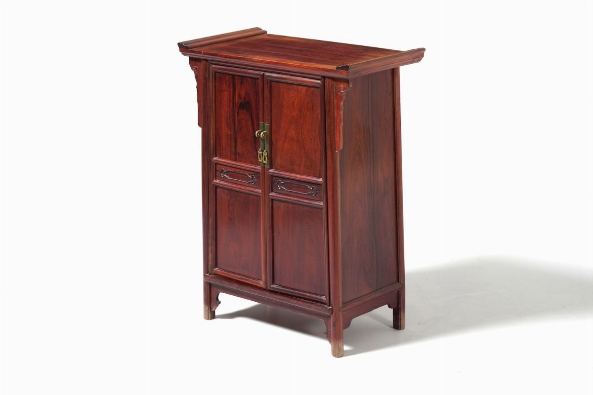 Mobile a due ante in legno, Cina, XX secolo