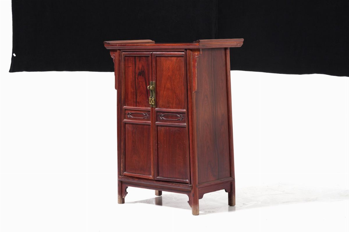 Mobile a due ante in legno, Cina, XX secolo