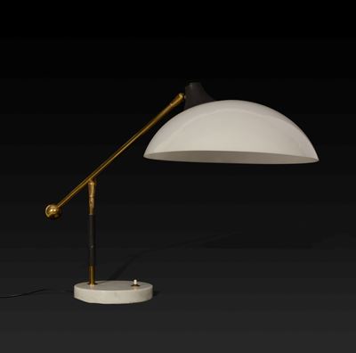 Lampada da Tavolo Basculante con Base in Marmo, Struttura in Ottone e Ottone Laccato. Diffusore i...