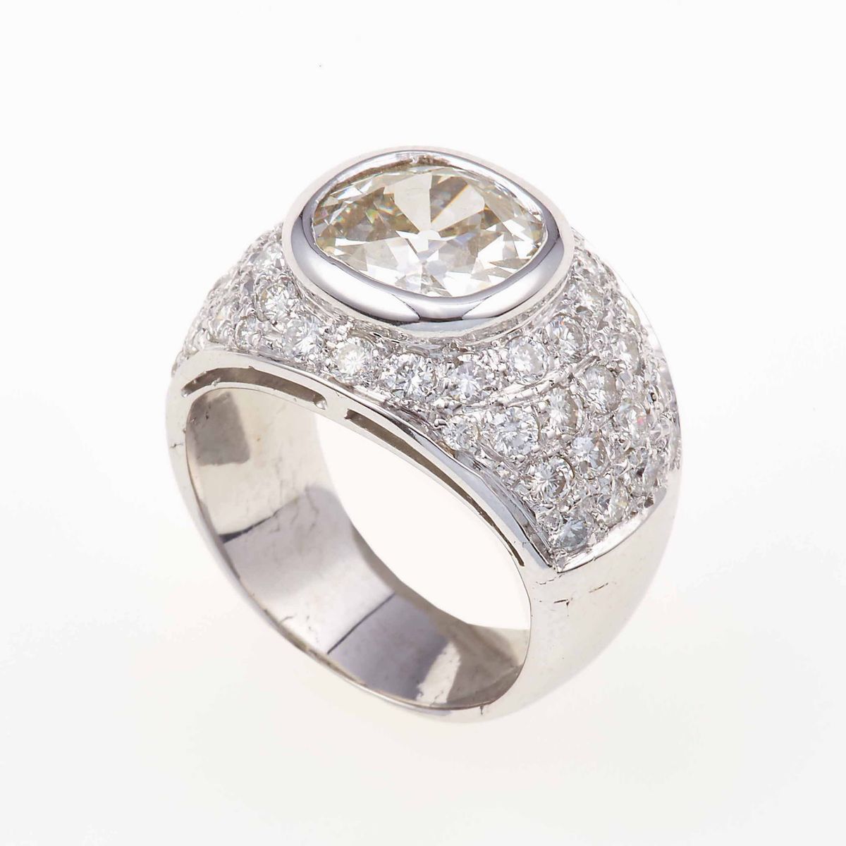 Anello con Diamante Taglio Ovale e Pavé di Diamanti