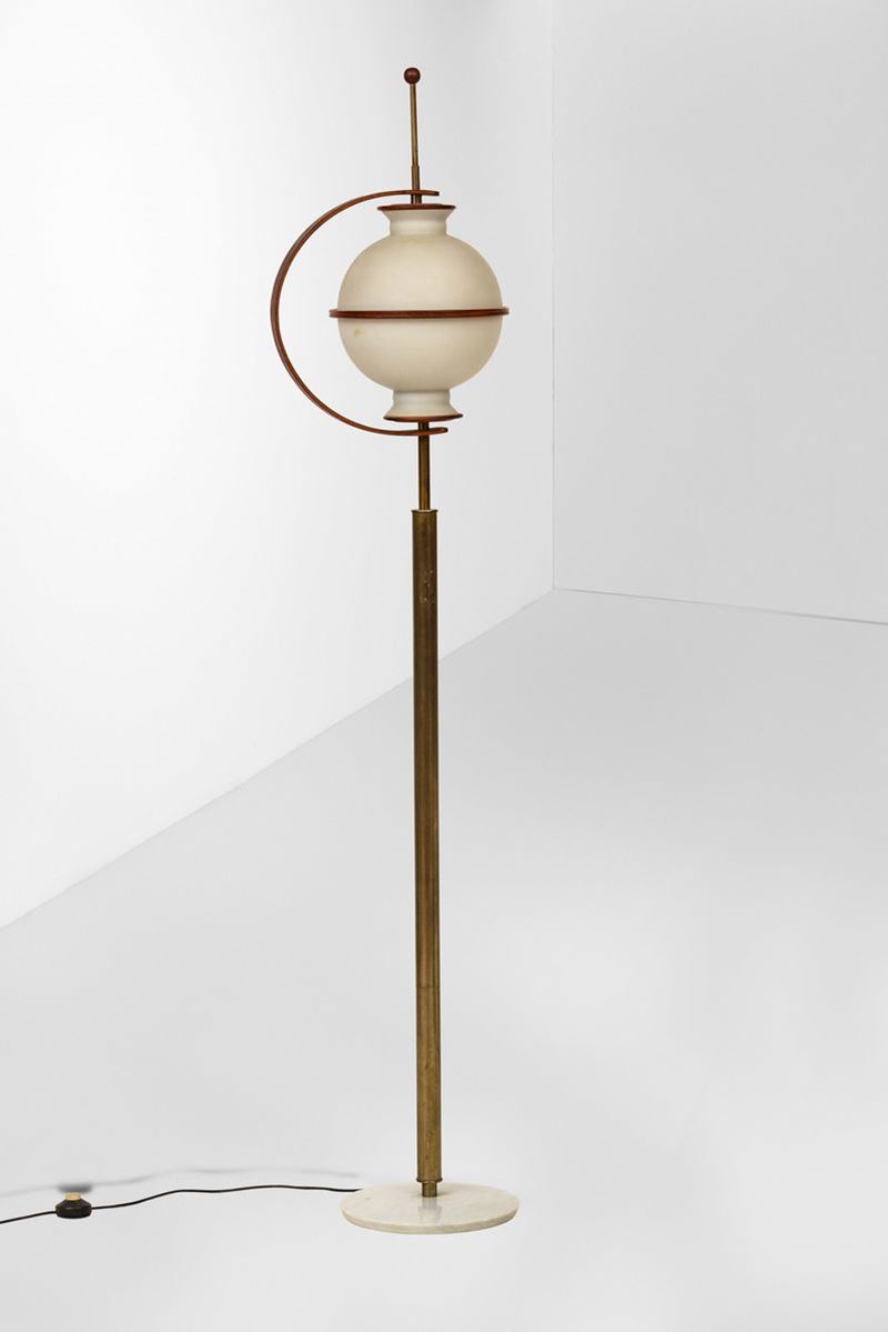 Lampada da terra con base in marmo, struttura in legno e ottone e diffusore in vetro opalino.  - Auction Design Lab - Cambi Casa d'Aste