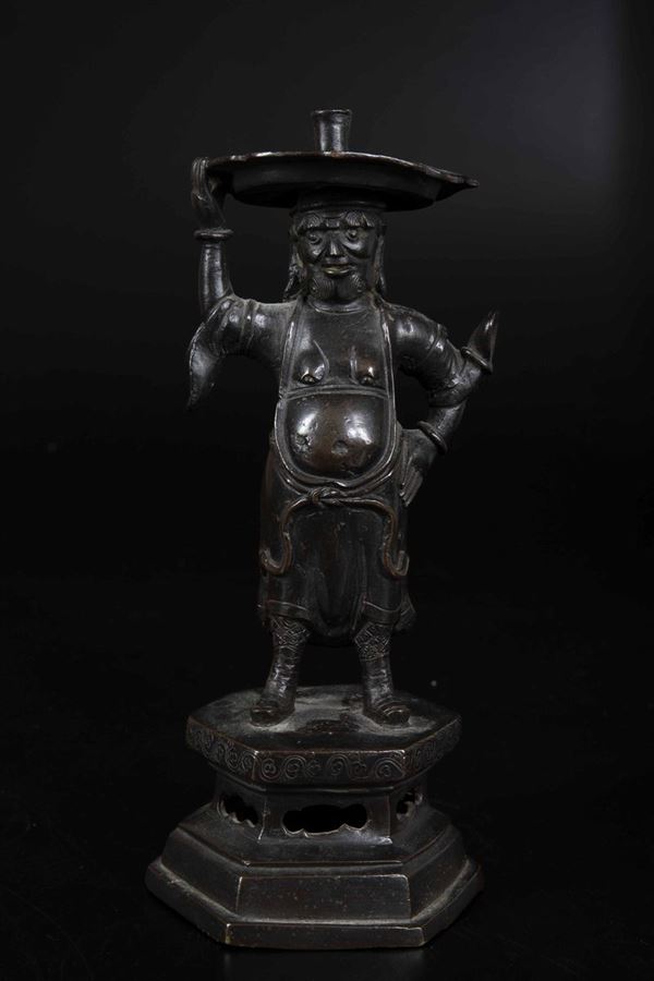 Candelabro in bronzo a foggia di personaggio, Cina, Dinastia Ming, XVII secolo