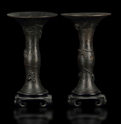 Coppia di Vasi a Tromba in Bronzo con Tralci D'uva a Rilievo, Cina, Dinastia Ming, Fine XVII Seco...