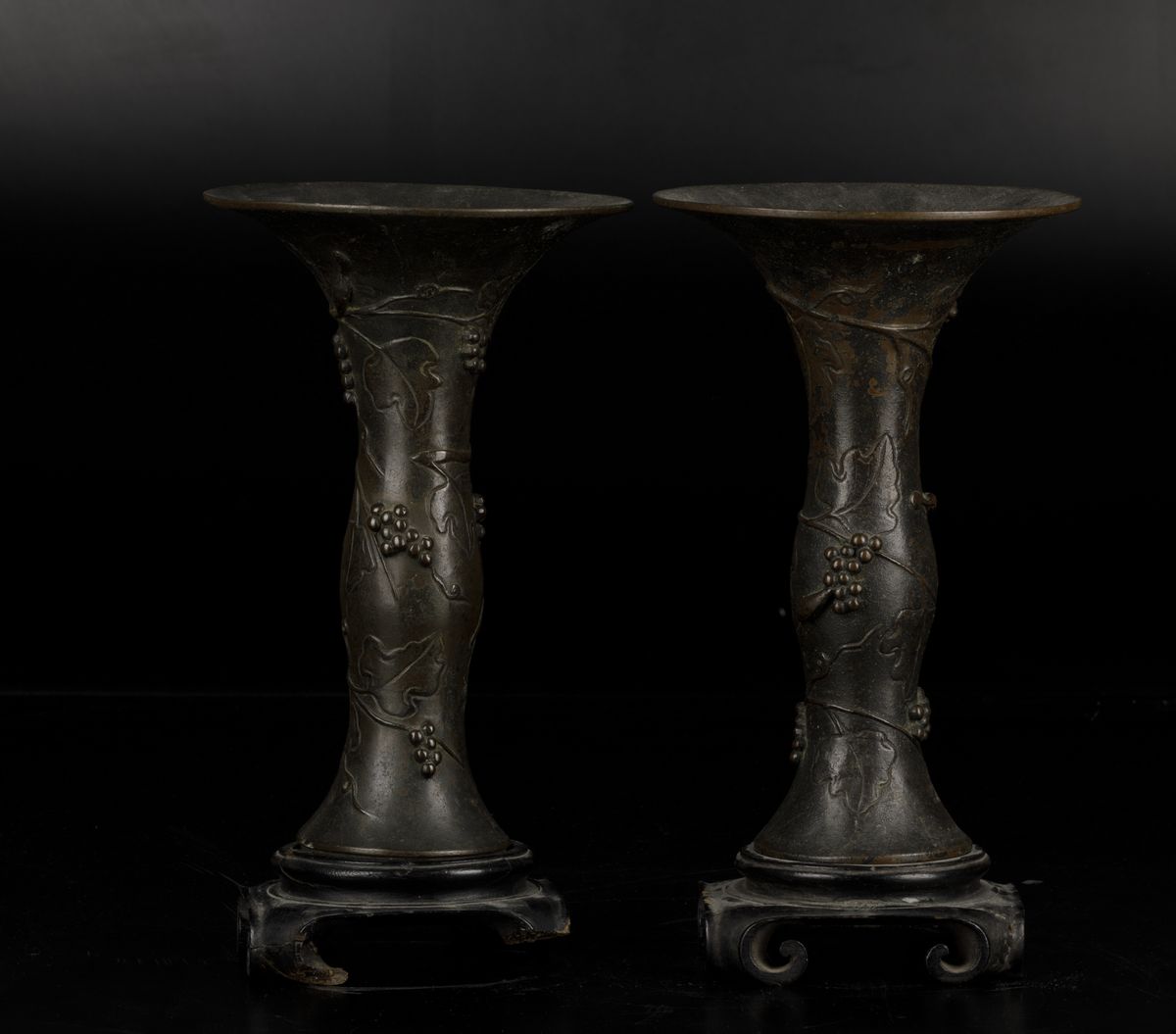 Coppia di Vasi a Tromba in Bronzo con Tralci D'uva a Rilievo, Cina, Dinastia Ming, Fine XVII Seco...