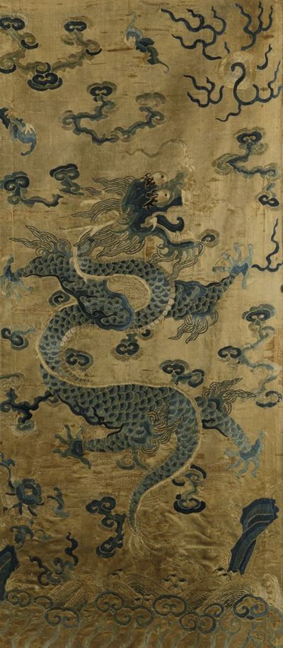 Tessuto in Seta Ricamata Raffigurante Drago tra le Nuvole su Fondo Ocra, Cina, Dinastia Qing, Epo...