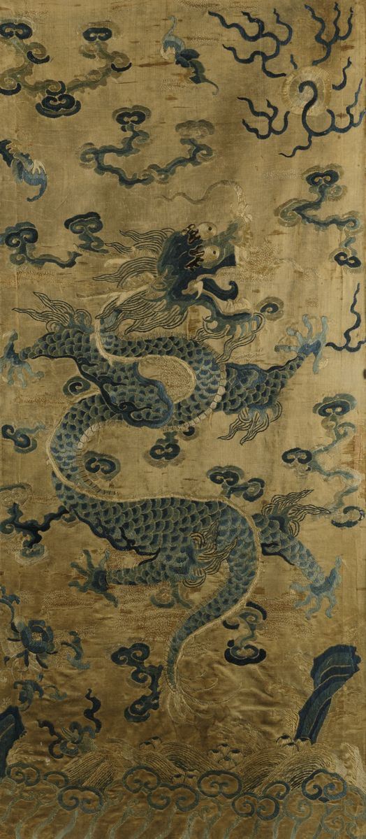 Tessuto in seta ricamata raffigurante drago tra le nuvole su fondo ocra, Cina, Dinastia Qing, epoca Qianlong (1736-1796)  - Asta Arte Orientale | Virtual - Cambi Casa d'Aste