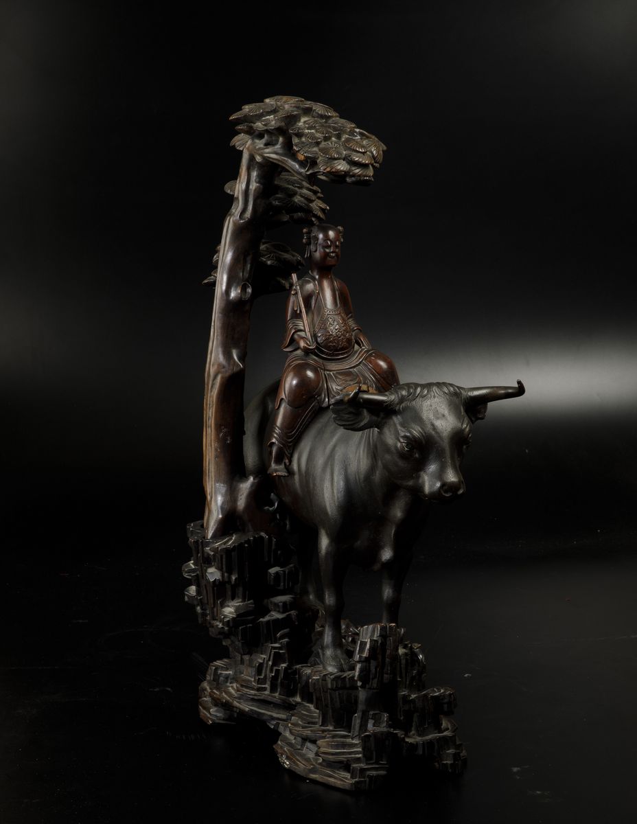 Gruppo in Legno e Bronzo Raffigurante Figura di Uomo Seduto su Bue, Cina, Dinastia Qing, Epoca Qi...