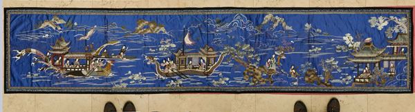 Tessuto in seta ricamata raffigurante scene di vita comune con imbarcazioni su fondo blu, Cina, Dinastia Qing, XIX secolo