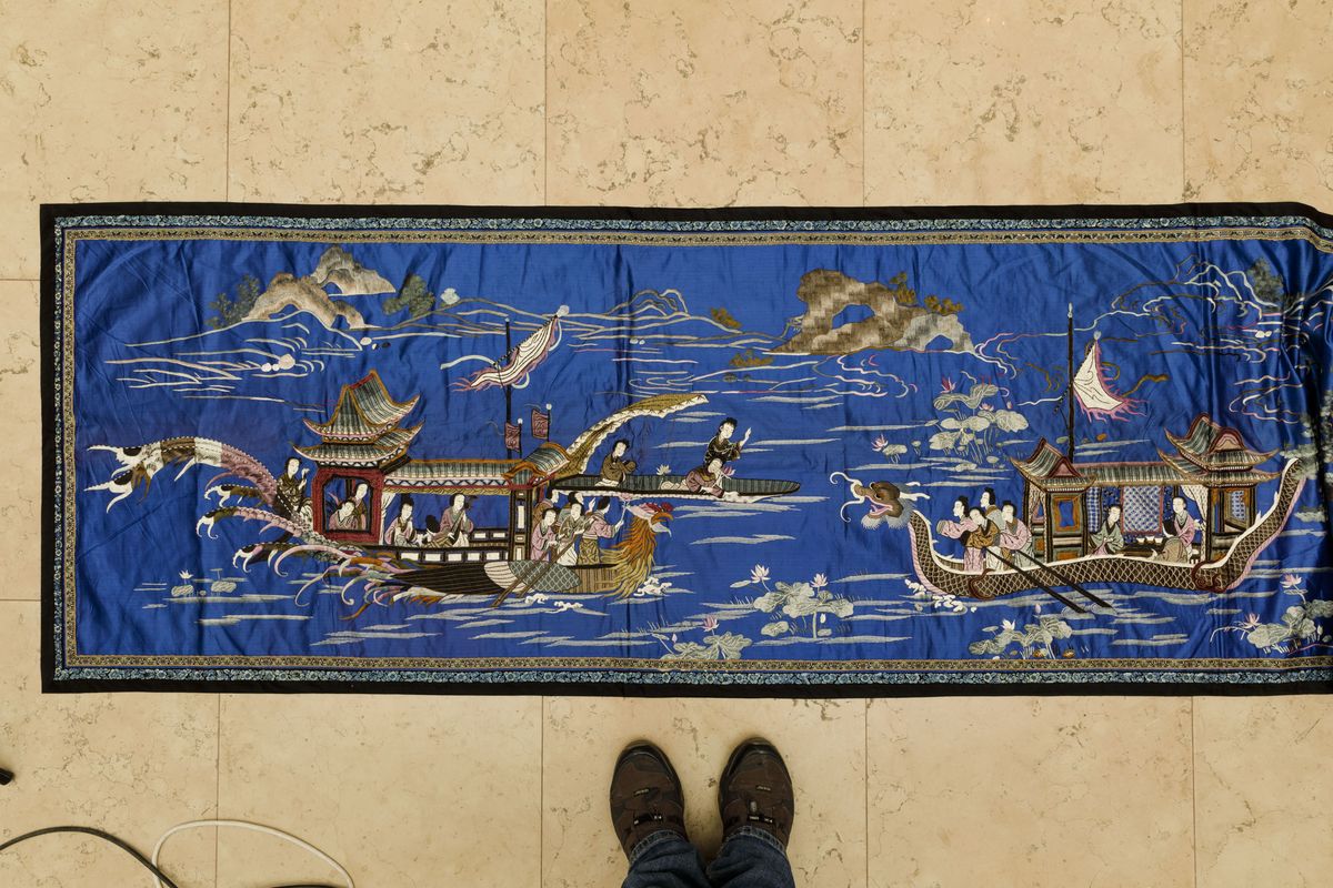 Tessuto in Seta Ricamata Raffigurante Scene di Vita Comune con Imbarcazioni su Fondo Blu, Cina, D...