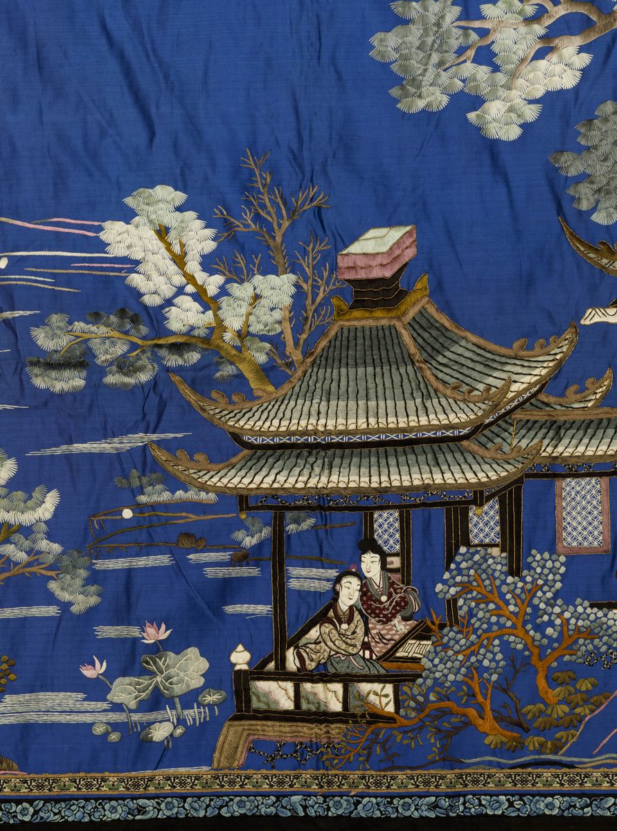 Tessuto in Seta Ricamata Raffigurante Scene di Vita Comune con Imbarcazioni su Fondo Blu, Cina, D...