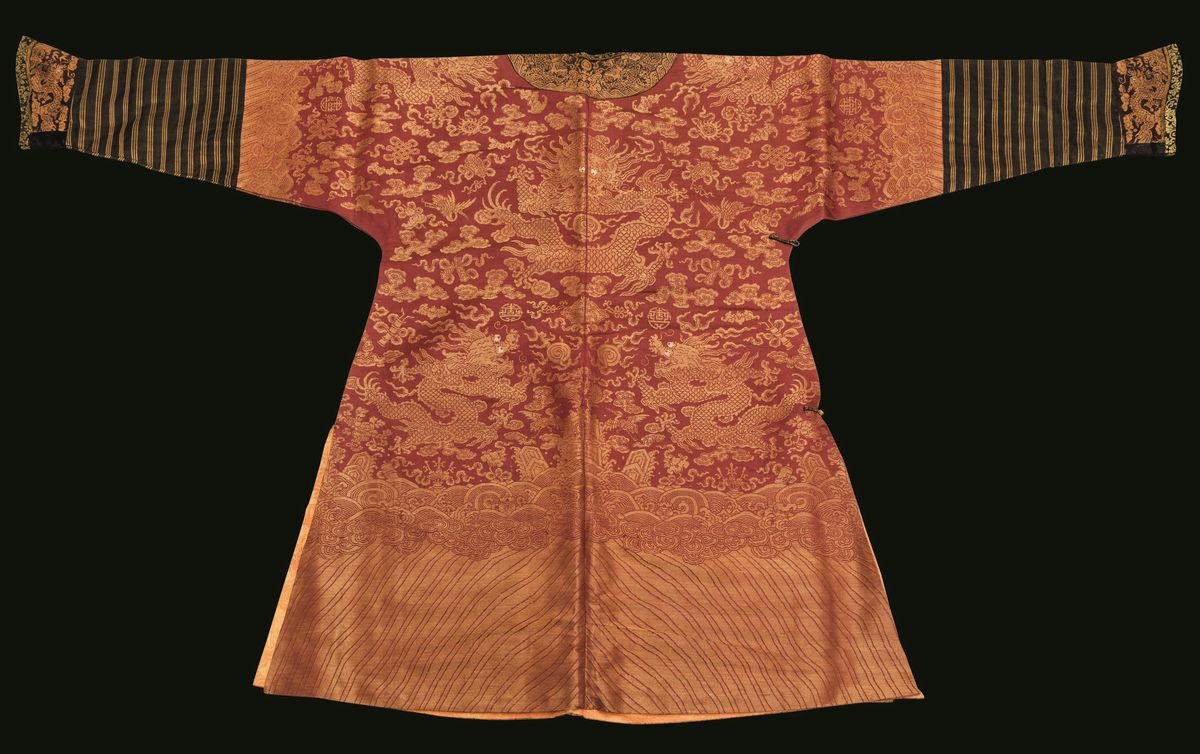 Veste in Seta a Fondo Rosso Finemente Ricamata con Figure di Draghi, Cina, Dinastia Qing, Epoca Q...