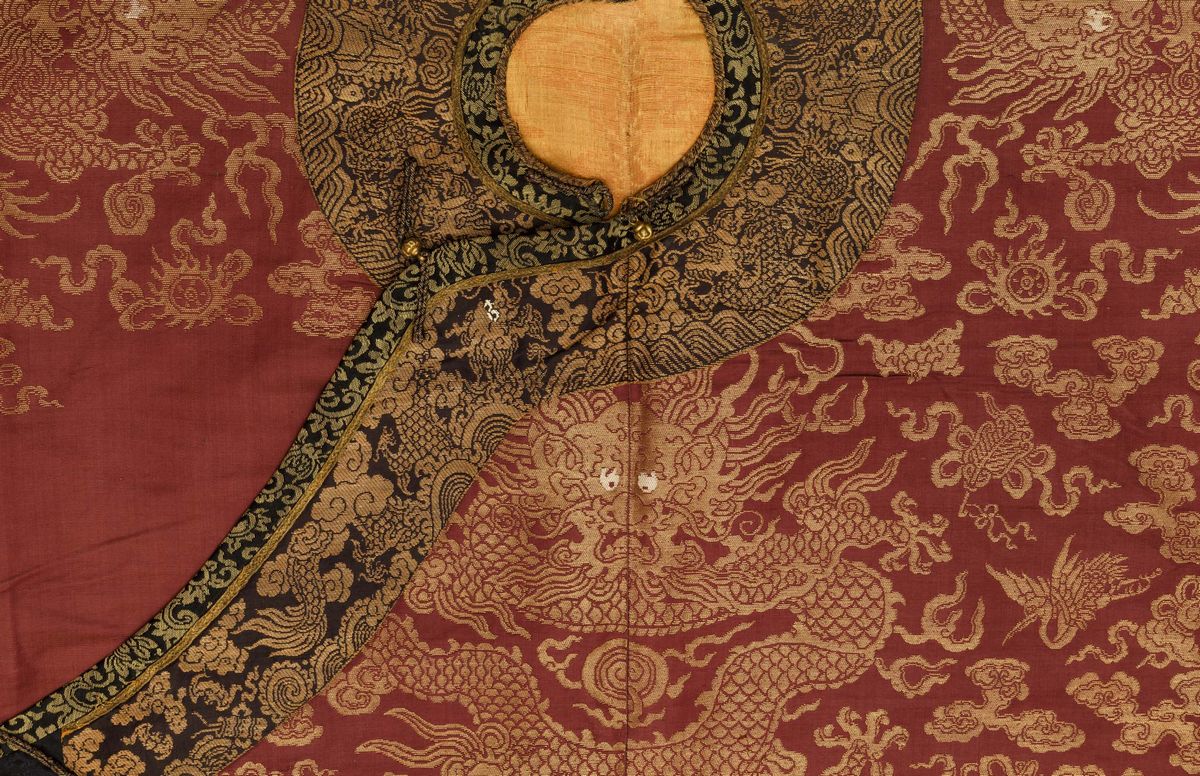 Veste in Seta a Fondo Rosso Finemente Ricamata con Figure di Draghi, Cina, Dinastia Qing, Epoca Q...