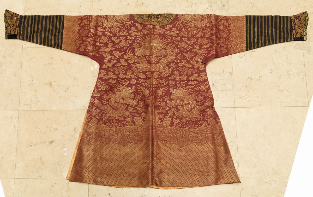 Veste in Seta a Fondo Rosso Finemente Ricamata con Figure di Draghi, Cina, Dinastia Qing, Epoca Q...
