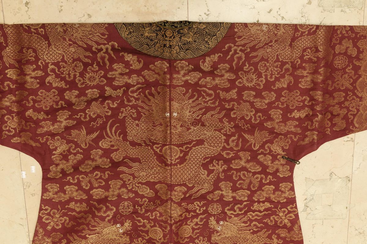Veste in Seta a Fondo Rosso Finemente Ricamata con Figure di Draghi, Cina, Dinastia Qing, Epoca Q...