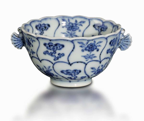 Rara ciotola in porcellana bianca e blu con anse sagomati a farfalla e decori floreali e di lingzhi entro riserve, Cina, Dinastia Qing, marca e del periodo Yongzheng (1723-1735)