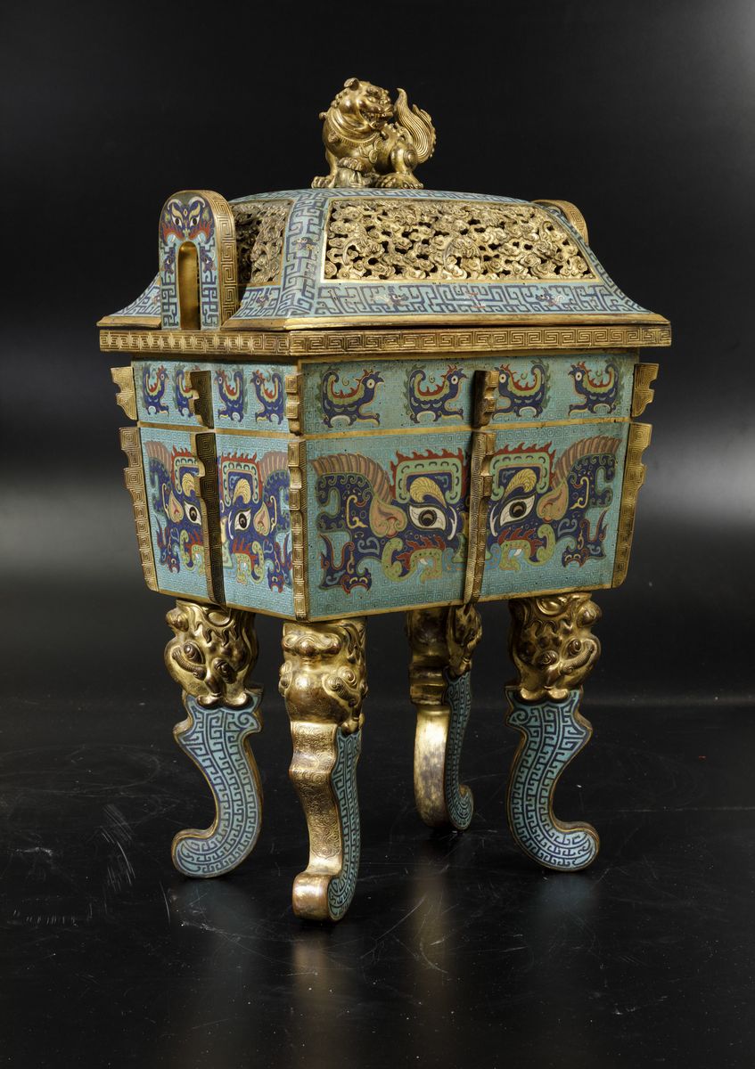 Grande e Importante Incensiere Rettangolare a Smalti Cloisonnè con Decori a Maschere Taotie e D'i...