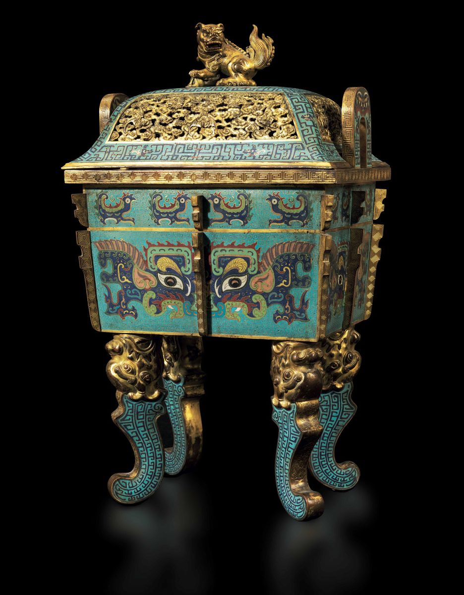 Grande e Importante Incensiere Rettangolare a Smalti Cloisonnè con Decori a Maschere Taotie e D'i...