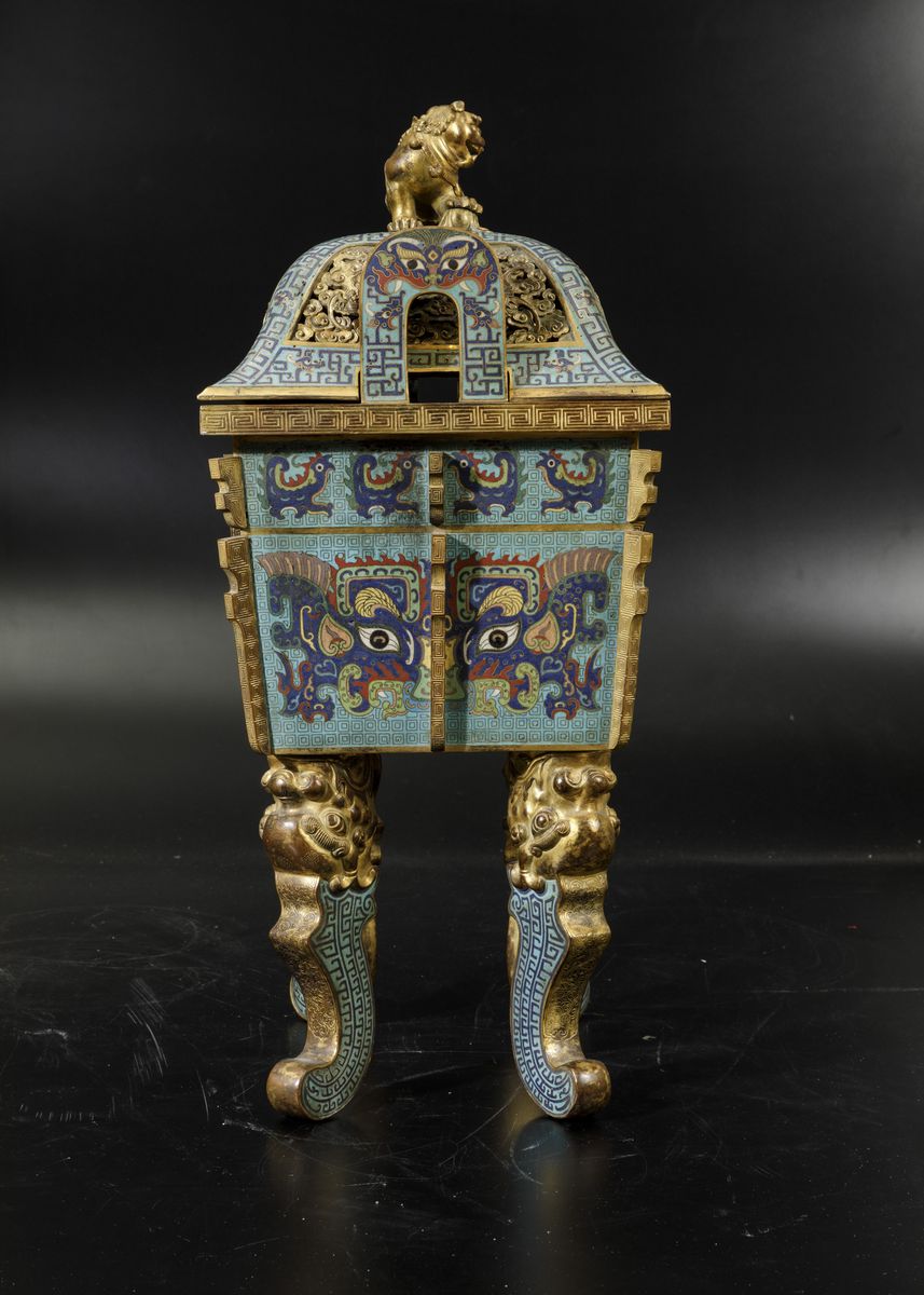 Grande e Importante Incensiere Rettangolare a Smalti Cloisonnè con Decori a Maschere Taotie e D'i...