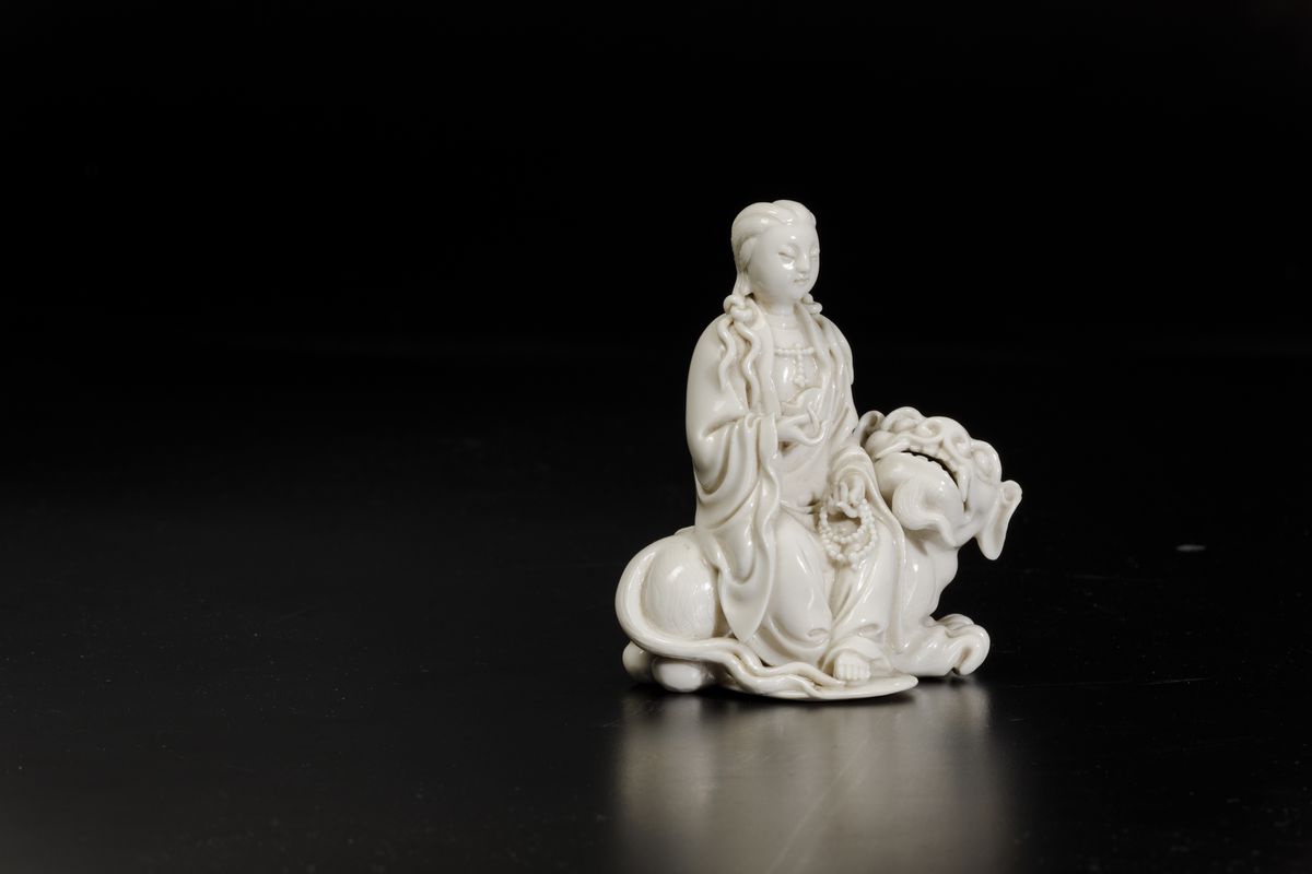 Rara e Fine Figura di Guanyin con Collana da Preghiera Seduta su Leone in Porcellana Blanc De Chi...