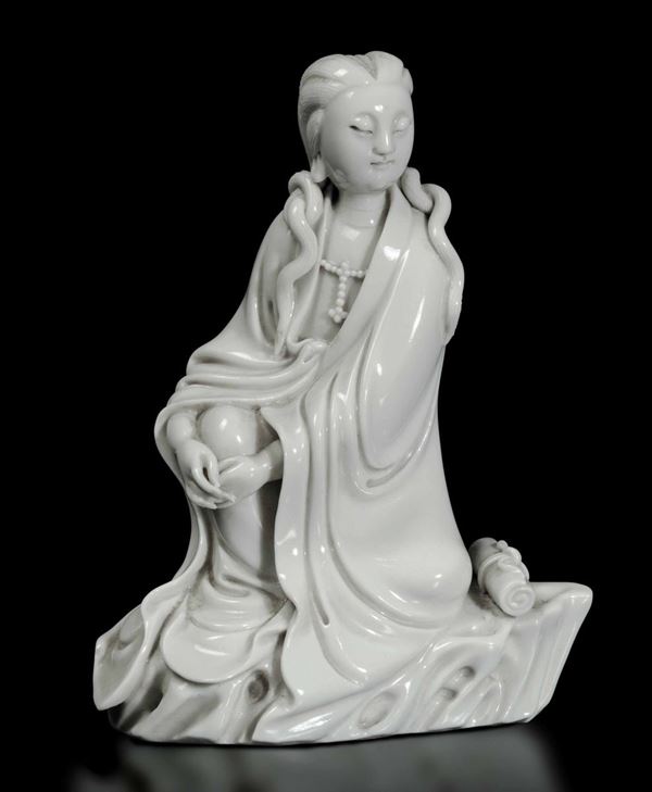 Rara e fine figura di Guanyin con scroll seduta su roccia in porcellana Blanc de Chine Dehua, Cina, Dinastia Qing, fine XVII secolo