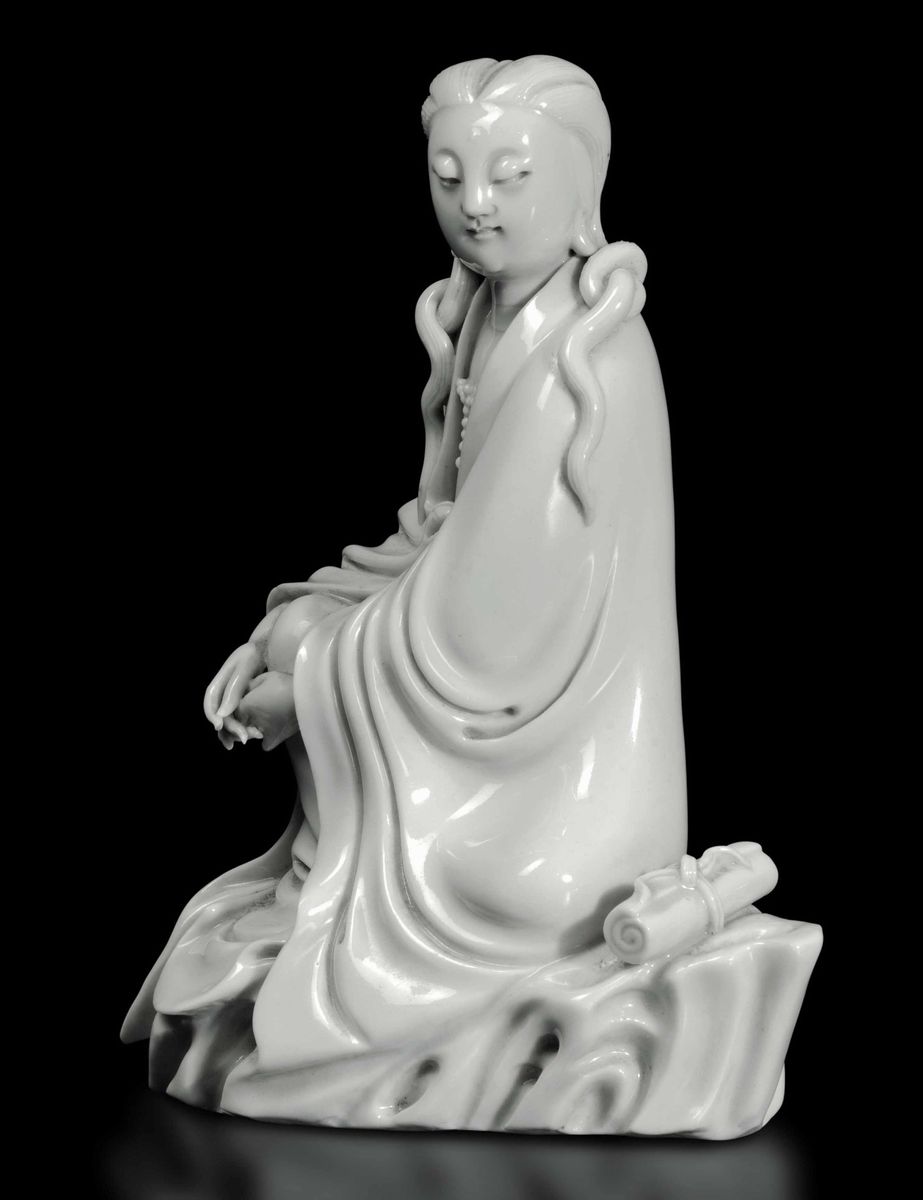 Rara e Fine Figura di Guanyin con Scroll Seduta su Roccia in Porcellana Blanc De Chine Dehua, Cin...