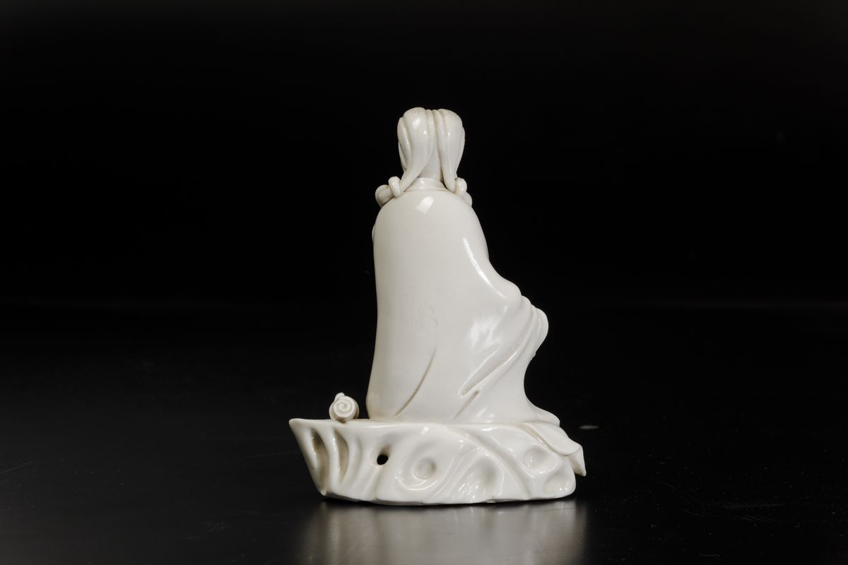 Rara e Fine Figura di Guanyin con Scroll Seduta su Roccia in Porcellana Blanc De Chine Dehua, Cin...