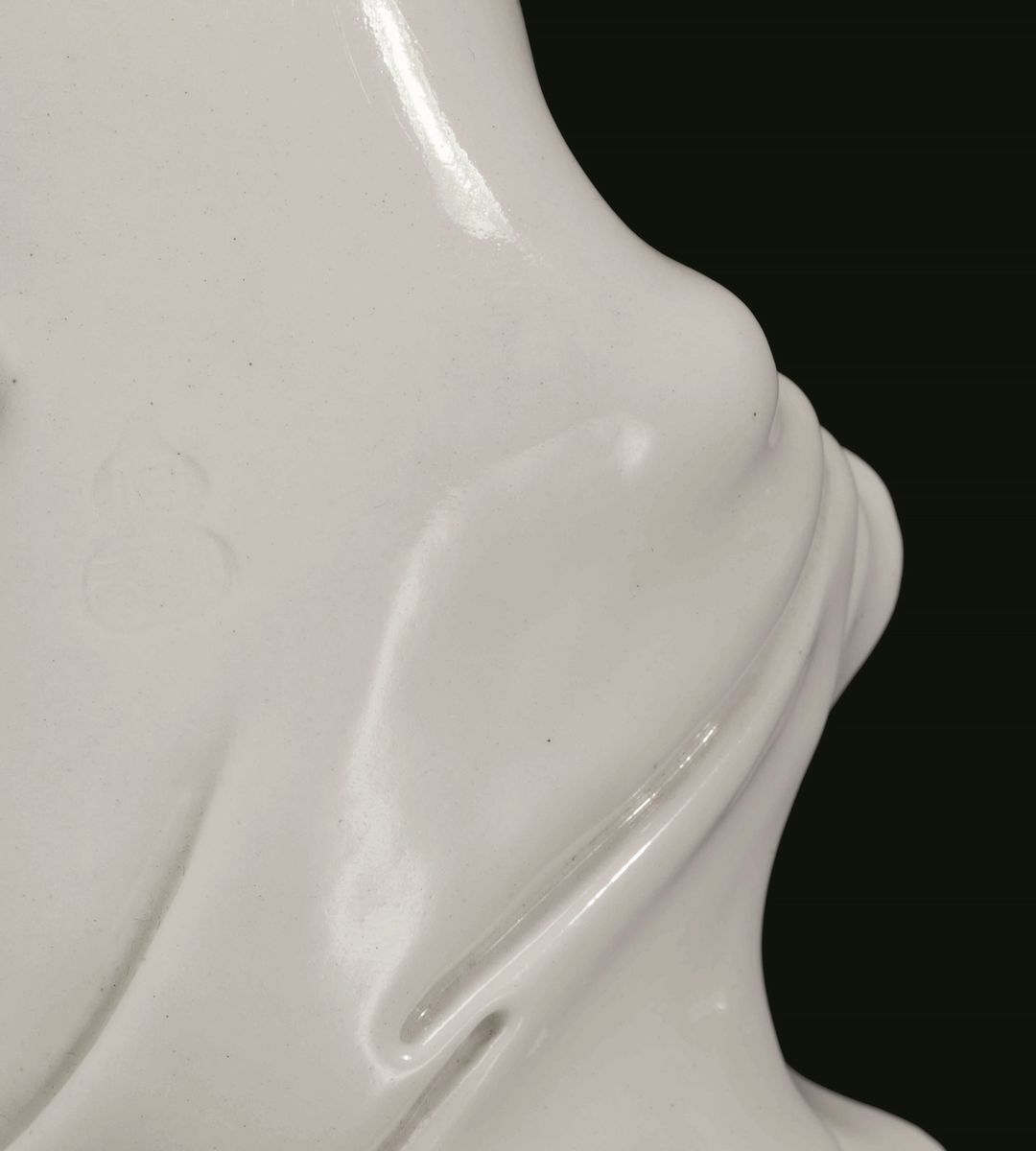 Rara e Fine Figura di Guanyin con Scroll Seduta su Roccia in Porcellana Blanc De Chine Dehua, Cin...