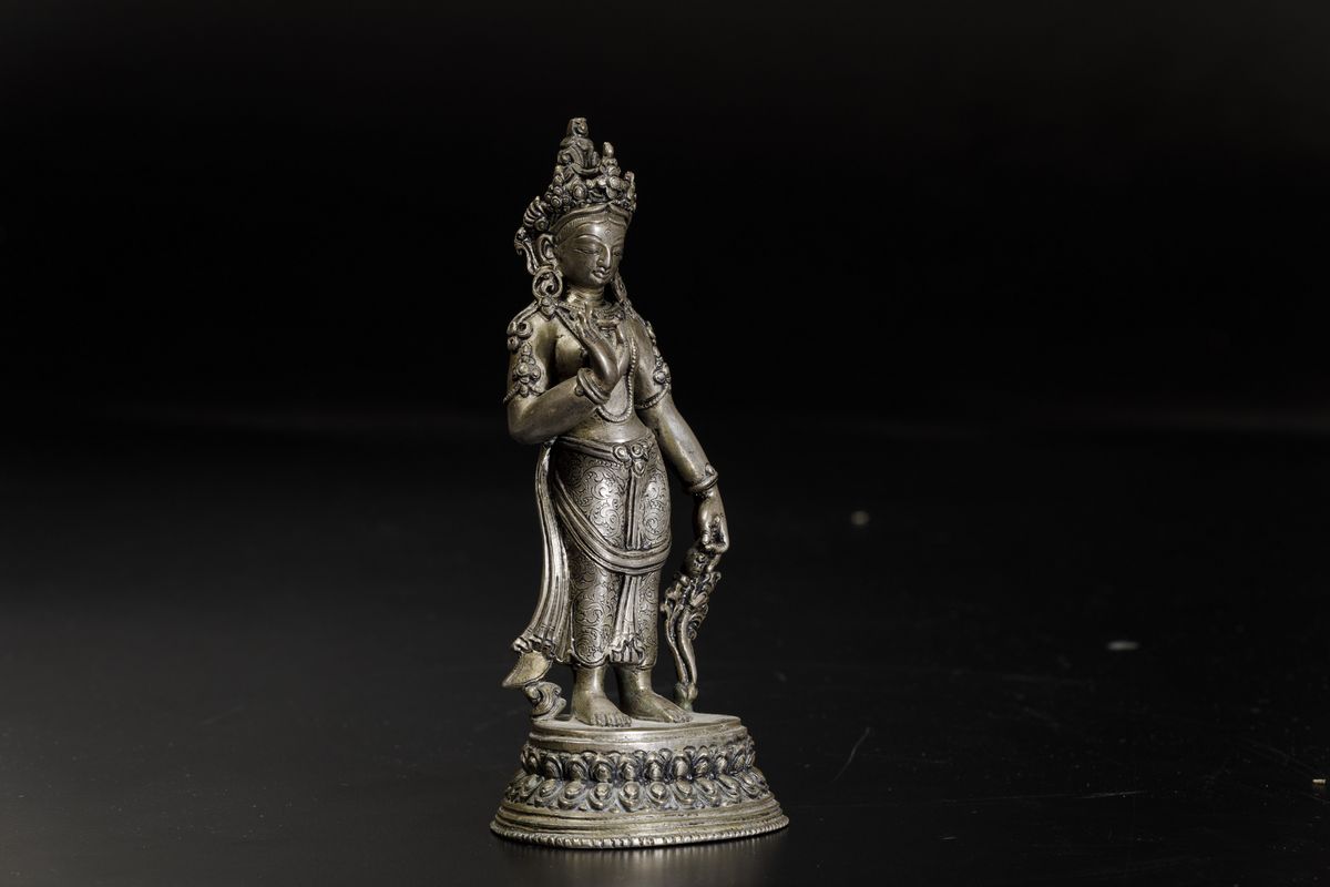 Rara Figura in Argento di Padmapani Stante su Doppio Fiore di Loto, Cina, Dinastia Qing, XVIII Se...