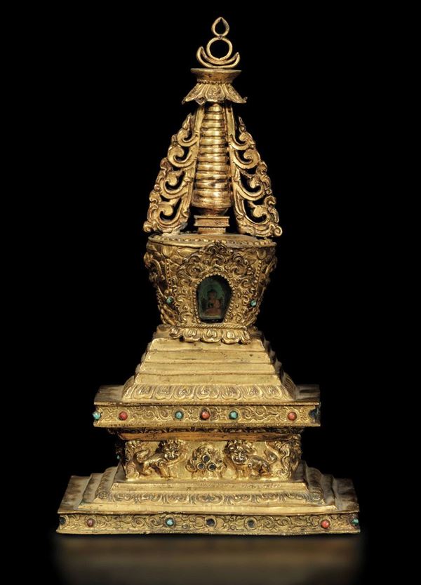 Stupa in bronzo dorato e cesellato con innesti di corallo e turchese, Cina, Dinastia Qing, XVIII secolo