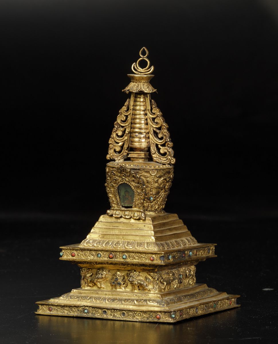 Stupa in Bronzo Dorato e Cesellato con Innesti di Corallo e Turchese, Cina, Dinastia Qing, XVIII ...
