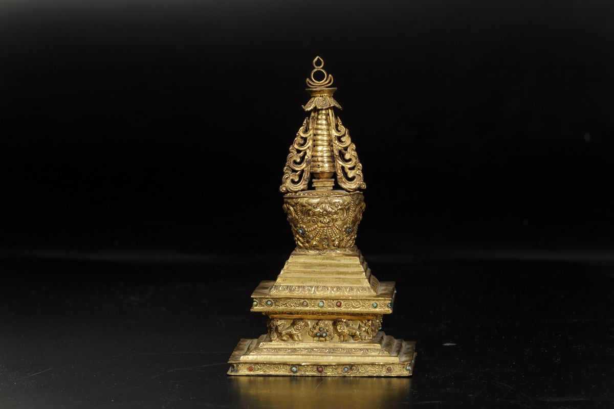 Stupa in Bronzo Dorato e Cesellato con Innesti di Corallo e Turchese, Cina, Dinastia Qing, XVIII ...