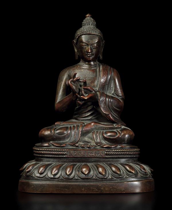 Importante figura di Buddha seduto su fiore di loto in bronzo, Cina, Pechino, Dinastia Qing, marca e del periodo Qianlong (1736-1796),