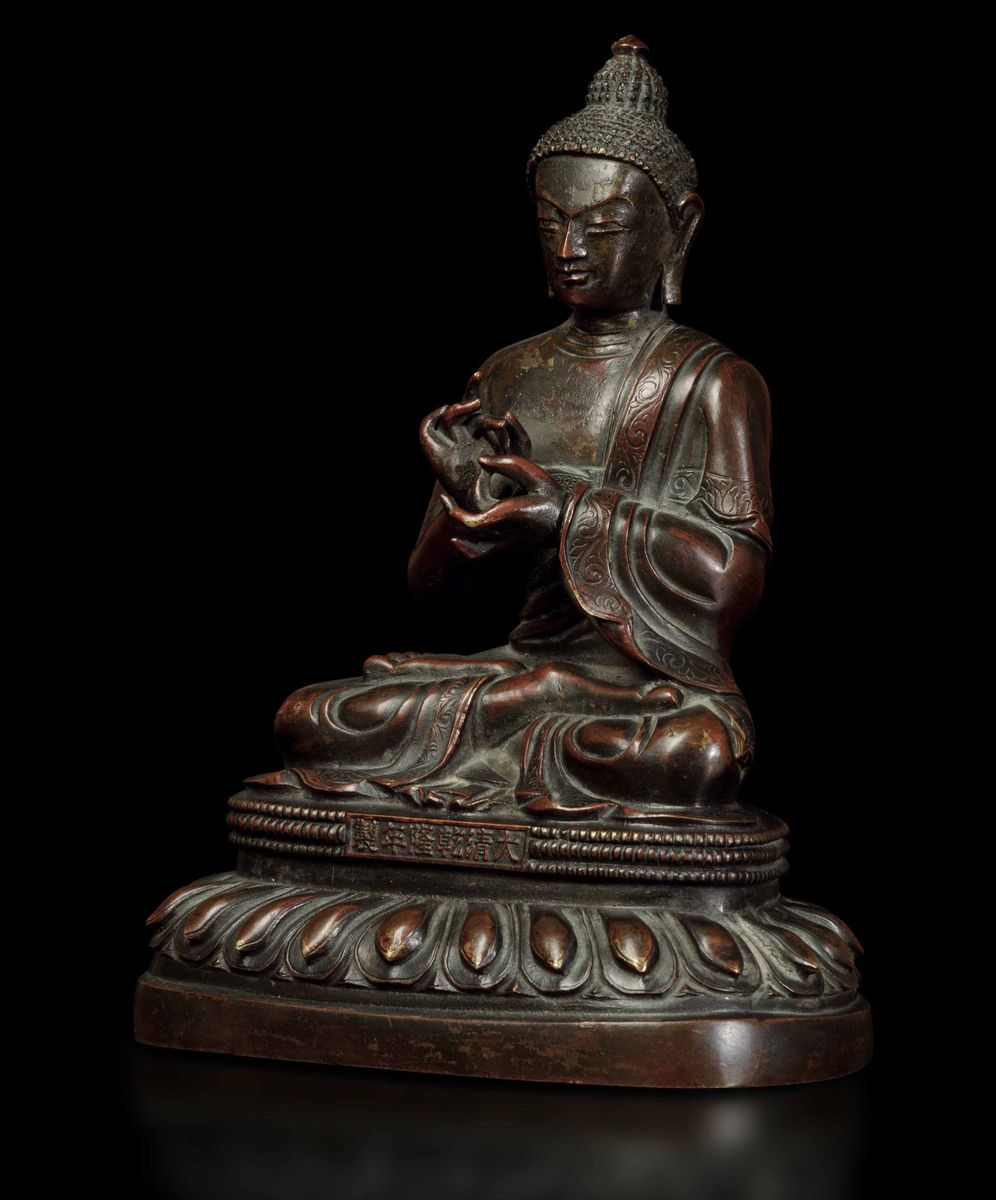 Importante Figura di Buddha Seduto su Fiore di Loto in Bronzo, Cina, Pechino, Dinastia Qing, Marc...