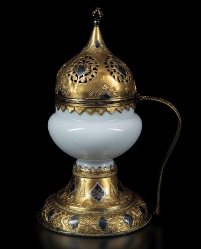 Lampada in Vetro di Pechino Entro Struttura in Bronzo Dorato Lavorato a Sbalzo e Cesello, Turchia...